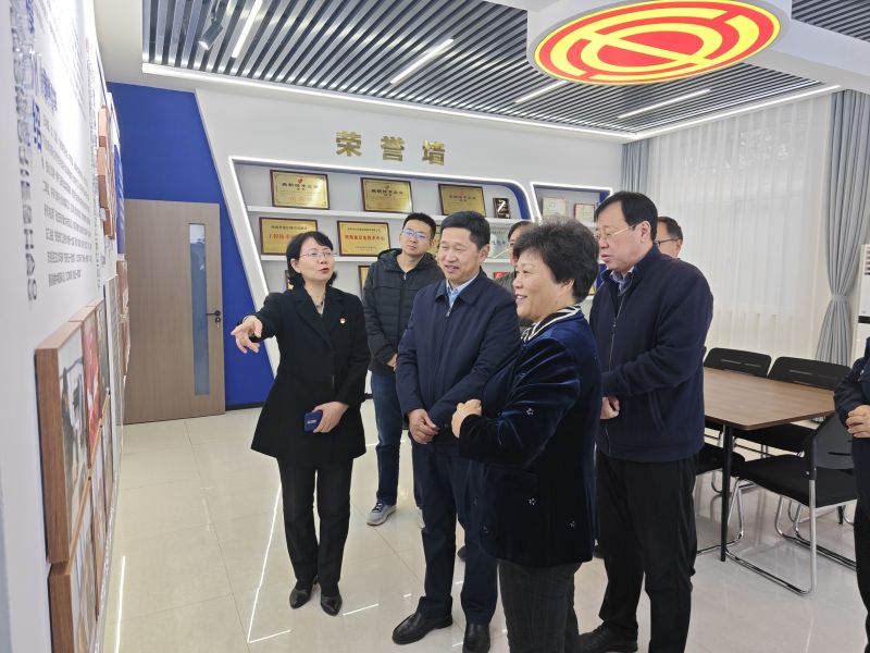 2023年11月10日上午 安陽市人大常委會副主任、市總工會黨組書記、主席夏軍一行蒞臨華陽電磁鐵參觀調(diào)研；對公司2023年全國五一勞動獎?wù)芦@得者汪利娜慰問，并聽取勞模工作室相關(guān)情況匯報
